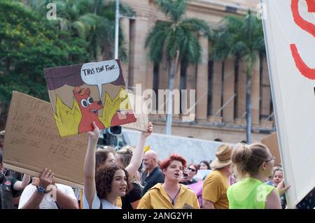 Brisbane, Queensland, Australien - 10. Januar 2020: hält eine Frau ein Zeichen gegen die Untätigkeit der Regierung bei einer Rallye für den Klimawandel in Aktion Stockfoto