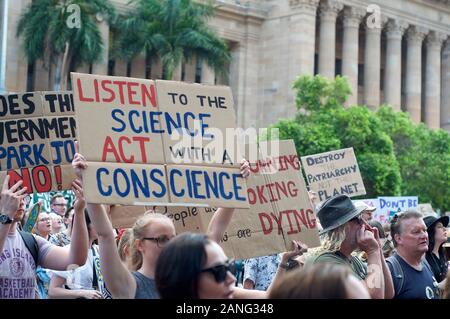 Brisbane, Queensland, Australien - 10. Januar 2020: hält eine Frau ein Zeichen gegen die Untätigkeit der Regierung bei einer Rallye für den Klimawandel in Aktion Stockfoto