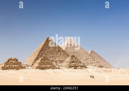 Die großen Pyramiden von Gizeh, die drei großen Pyramiden, Blick aus der Wüste, gizeh, kairo, Ägypten, Nordafrika, Afrika Stockfoto