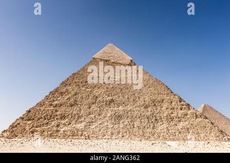 Pyramide von Khafre, Große Pyramiden von Gizeh, die drei Großen Pyramiden, Blick aus der Wüste, gizeh, kairo, Ägypten, Nordafrika, Afrika Stockfoto