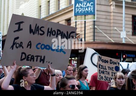 Brisbane, Queensland, Australien - 10. Januar 2020: hält eine Frau ein Zeichen gegen die Untätigkeit der Regierung bei einer Rallye für den Klimawandel in Aktion Stockfoto