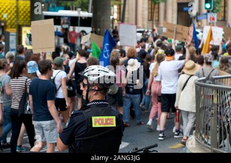 Brisbane, Queensland, Australien - 10. Januar 2020: Polizist beobachten anti Scott Morrison Protest in Brisbane gegen Regierung Untätigkeit in r Stockfoto