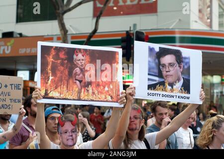 Brisbane, Queensland, Australien - 10. Januar 2020: Demonstranten hält ein Zeichen gegen die Untätigkeit der Regierung bei einer Rallye für den Klimawandel Aktion Stockfoto