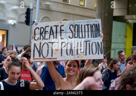 Brisbane, Queensland, Australien - 10. Januar 2020: hält eine Frau ein Zeichen gegen die Untätigkeit der Regierung bei einer Rallye für den Klimawandel in Aktion Stockfoto