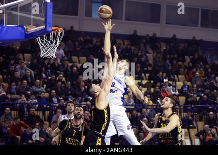 (Beginn) - SARAJEVO, Jan. 17, 2020 (Xinhua) - Kenan Kamenjas (oben) der Balken dunks während der Runde 16 der ABA 2 Liga Match zwischen Balken Sarajevo in Bosnien und Herzegowina und Split in Kroatien, in Sarajewo, Bosnien und Herzegowina (BiH) Jan. 16, 2020. (Foto von Nedim Grabovica/Xinhua) Stockfoto