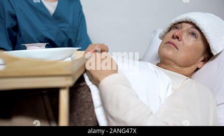 Unheilbar kranke Patientin die Verweigerung von Essen, traurige Frau leiden Krankheit Stockfoto