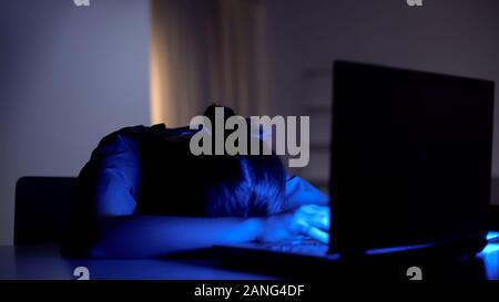 Freelancer erschöpft einschlief, während der Arbeit an Computer, Termin Konzept Stockfoto
