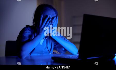 Junger Arzt schreien Arbeiten am Laptop, Stress aus dem Verlust von Patienten, Nachtschicht Stockfoto