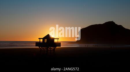 Sonnenuntergang bei Te Henga (Bethells Beach), West Auckland, Neuseeland Stockfoto