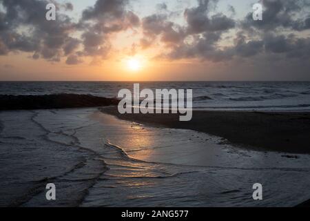 Sonnenuntergang über dem Meer, Tywyn (Towyn), Wales Stockfoto