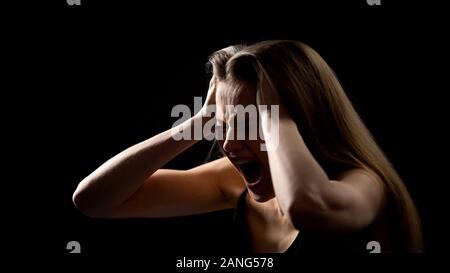 Frustrierte Frau mit Kopf und Schreien, psychische Störung, Depression Stockfoto