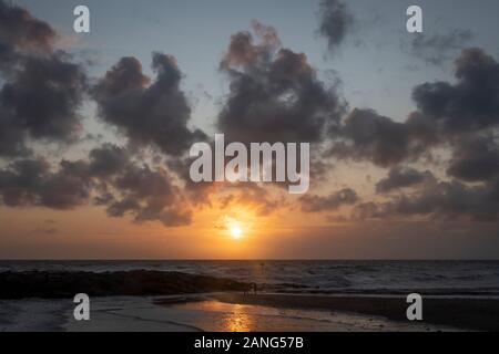 Sonnenuntergang über dem Meer, Tywyn (Towyn), Wales Stockfoto