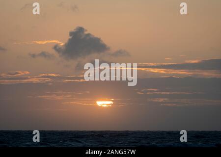 Sonnenuntergang über dem Meer, Tywyn (Towyn), Wales Stockfoto