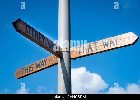 Straßennamen Zeichen' auf diese Weise, dass die Art und Weise, andere Weg", Barcelona in der Nähe von Tywyn (Towyn), Wales Stockfoto