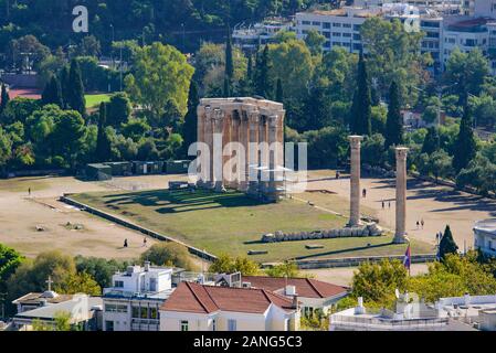 Blick auf den Tempel des Olympischen Zeus von der Akropolis, ein alter Tempel für Zeus in Athen, Griechenland Stockfoto