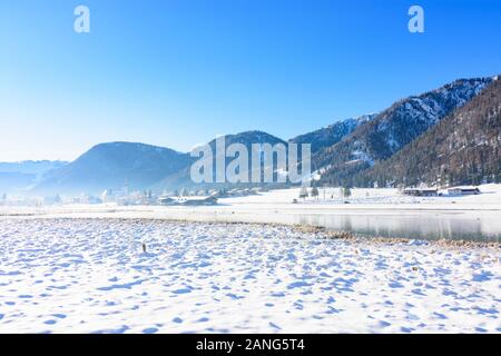 St. Ulrich am Pillersee: Den Pillersee, Blick auf die St. Ulrich Kirche in Kitzbüheler Alpen - Pillersee Tal, Tirol, Tirol, Österreich Stockfoto