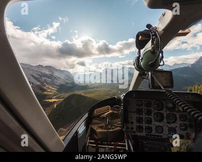 Innerhalb der Hubschrauber auf der kanadischen Rockies mit Sonnenlicht in assiniboine Provincial Park Stockfoto