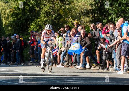 Lizzie Deignan, Road Racing Radfahrer, Fahrrad, Radrennen konkurrieren, durch die Menge der Anhänger jubelten - UCI Weltmeisterschaften, Harrogate, GB, UK. Stockfoto