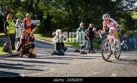 Lizzie Deignan, Road Racing Radfahrer reiten Fahrrad bergauf, im cycle Race konkurrieren, auf die Anhänger - UCI Weltmeisterschaften, Harrogate, GB, UK jubelten Stockfoto