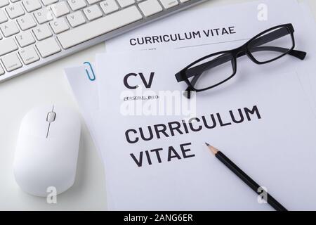 CV, Lebenslauf mit Tastatur und Maus, Job Interview Stockfoto