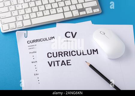 CV, Lebenslauf mit Tastatur und Maus auf blauem Hintergrund, Job Interview Stockfoto