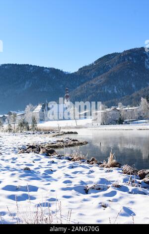 St. Ulrich am Pillersee: Den Pillersee, Blick auf die St. Ulrich Kirche in Kitzbüheler Alpen - Pillersee Tal, Tirol, Tirol, Österreich Stockfoto