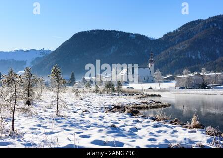 St. Ulrich am Pillersee: Den Pillersee, Blick auf die St. Ulrich Kirche in Kitzbüheler Alpen - Pillersee Tal, Tirol, Tirol, Österreich Stockfoto