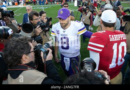 Minnesota Vikings Quarterback Kirk Cousins (8) spricht mit San Francisco 49ers quarterback Jimmy Garoppolo (10) nach einem NFL Teilungsendspielspiel, Samstag, 31.01.11, 2020 in Santa Clara, Calif. Die 49ers die Vikings 27-10 besiegt. (Foto von IOS/ESPA-Bilder) Stockfoto