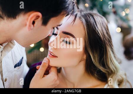 Paar Küsse auf Weihnachten. Neues Jahr feier. Stockfoto