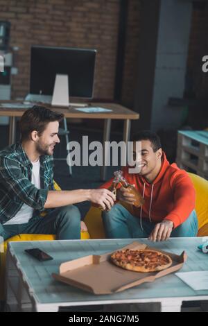 Gerne nette Männer mit einem guten Abend zusammen Stockfoto