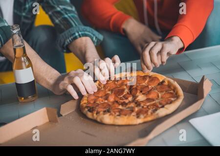 In der Nähe der Pizza in Stücken getroffen werden Stockfoto