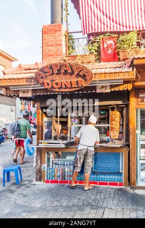 Side, Türkei - 9. September 2011: Lebensmittel Shop Verkauf von Döner Kebab. Dies ist eines der beliebtesten Nahrungsmittel für toutists. Stockfoto