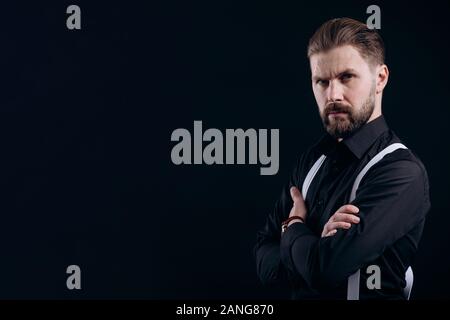 Hälfte - gedreht Portrait von männlichen Bärtiger Mann im schwarzen T-Shirt Stockfoto