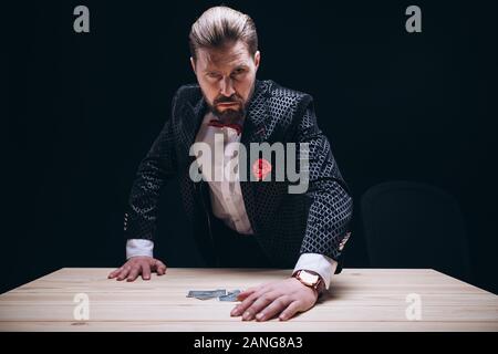 Wütend männliche Spieler in der Klage Aufstehen aus Tabelle Stockfoto