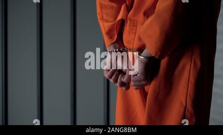 Gefangenen mit gefesselten Arme hinter zurück, ein anderes Gefängnis übertragen, Strafrecht Stockfoto