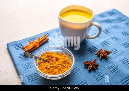 Tasse traditionellen indischen Masala Chai Tee mit Zutaten oben über weiße Textur Hintergrund Stockfoto