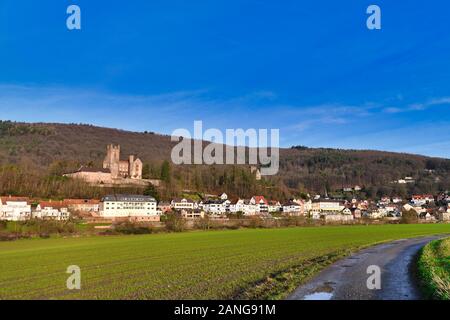 Blick auf Odenwalf Wald mit Gebäuden und gut erhaltene und bewohnte mittelalterliche Deutsche Hill Burg namens "ittelburg", in der deutschen Stadt Neckarsteinach Stockfoto