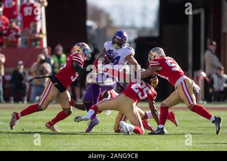 Minnesota Vikings tight end Irv Smith (84) ist durch die San Francisco 49ers cornerback Richard Sherman (25), Fred Warner (54) und Teamkollegen bei einem NFL Teilungsendspielspiel, Samstag, 31.01.11, 2020 in Santa Clara, Calif. Die 49ers die Vikings 27-10 besiegten in Angriff genommen. (Foto von IOS/ESPA-Bilder) Stockfoto