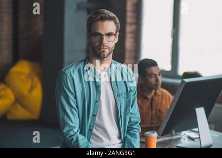 Ernsthafte bärtiger junger Mann an Sie Stockfoto