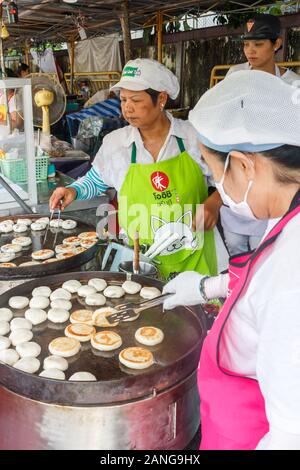 Phuket, Thailand - 13. Oktober 2015: Frau bereitet Speisen während der Vegetarische Festival. Das Festival findet jährlich statt. Stockfoto