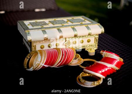 Royal Heritage gestaltete Armreif box für Armreifen mit Hochzeit Churha in roter Farbe Stockfoto