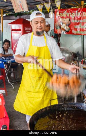 Phuket, Thailand - 13. Oktober 2015: Der Mann, der Zubereitung von Mahlzeiten während der Vegetarische Festival. Das Festival findet jährlich statt. Stockfoto