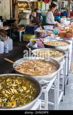 Phuket, Thailand - 13. Oktober 2015: Frau bereitet Speisen während der Vegetarische Festival. Das Festival findet jährlich statt. Stockfoto