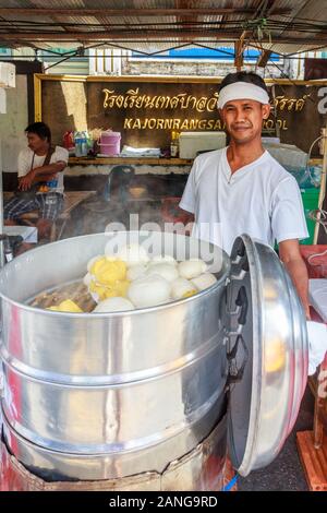 Phuket, Thailand - 13. Oktober 2015: Der Mann, der Zubereitung von Mahlzeiten während der Vegetarische Festival. Das Festival findet jährlich statt. Stockfoto