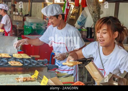 Phuket, Thailand - 13. Oktober 2015: Mann und Frau bereitet Speisen während der Vegetarische Festival. Das Festival findet jährlich statt. Stockfoto