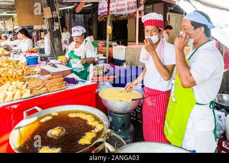 Phuket, Thailand - 13. Oktober 2015: Männer Essen zubereiten während der Vegetarische Festival. Das Festival findet jährlich statt. Stockfoto