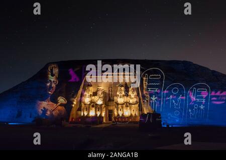 Ton und Licht zeigen den Großen Tempel, Abu Simbel Tempel, Statue von Ramesses II., nubische Denkmäler, Assuan Governorat, Ägypten, Nordafrika, Afrika Stockfoto