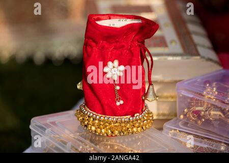 Rote Farbe Tasche mit Geld auf Sie für Hochzeiten in Indien Stockfoto