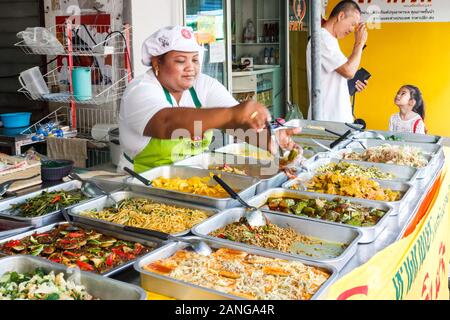 Phuket, Thailand - 13. Oktober 2015: Frau das Essen während der Vegetarische Festival. Das Festival ist eine jährliche Veranstaltung. Stockfoto