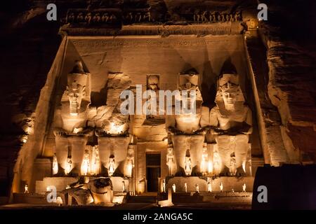 Ton und Licht zeigen den Großen Tempel, Abu Simbel Tempel, Statue von Ramesses II., nubische Denkmäler, Assuan Governorat, Ägypten, Nordafrika, Afrika Stockfoto